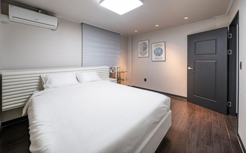 Bedroom 2, Yeosu Cave Pool Villa, Yeosu