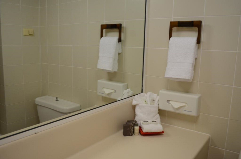 Bathroom 4, Acacia Court Hotel, Cairns