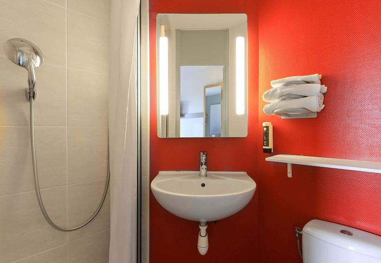 Bathroom 4, B&B HOTEL Beaune Sud (2), Côte-d'Or