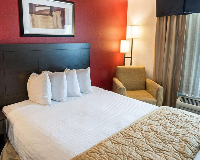 Bedroom 3, Quality Inn Brooklyn Center, Hennepin