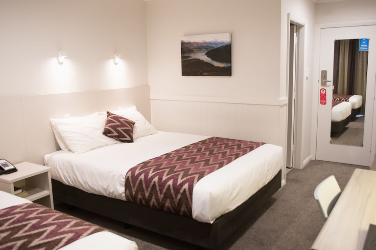 Bedroom 2, Wanaka Hotel, Queenstown-Lakes