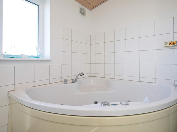Bathroom 2, 8 person holiday home on a holiday park in Løkken, Hjørring