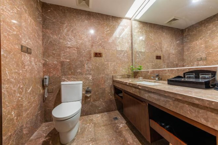 Bathroom 4, Wyndham Garden Qianjiang Downtown, Qianjiang