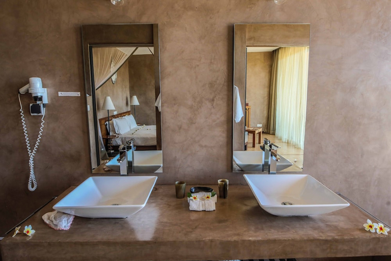 Bathroom 4, Isalo Rock Lodge, Ihorombe