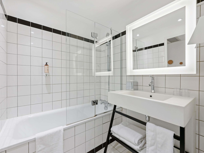 Bathroom 5, Mercure Paris Orly Airport, Essonne