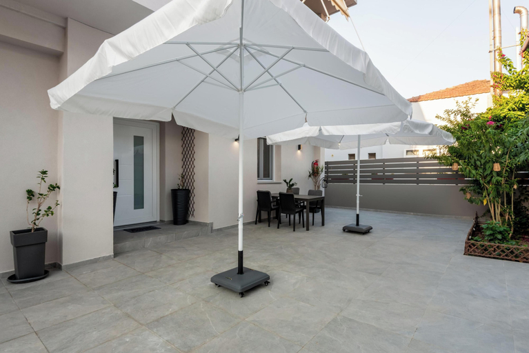 Outdoor dining 3, Marilianas Apartment, Crete