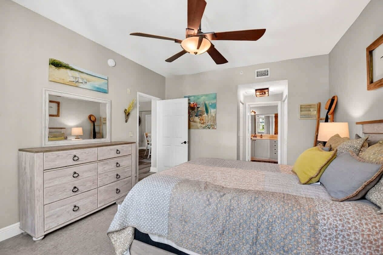 Room 4, Moorings Pool Overview Resort, Palm Beach