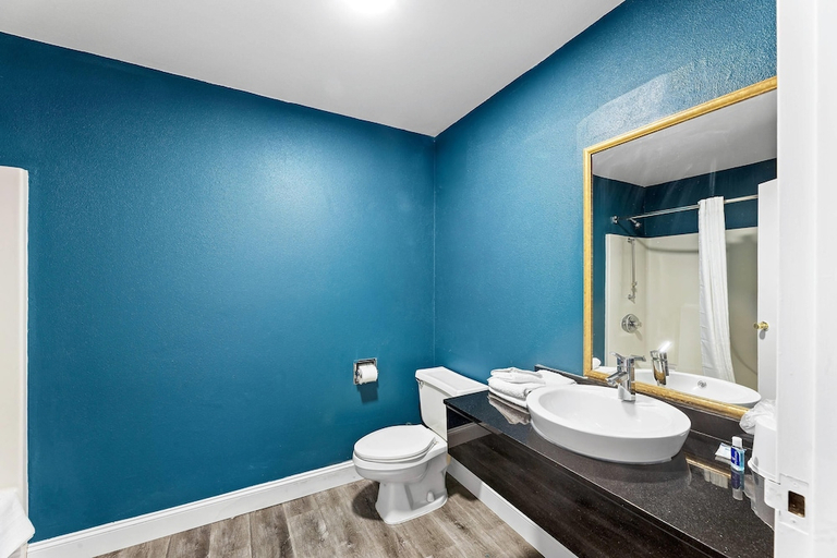 Bathroom 4, Rodeway Inn West Memphis, Crittenden