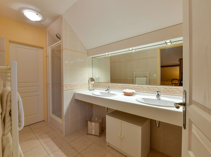 Bathroom 5, Le clos champagnac at Hotel Golf Chateau de Chailly, Côte-d'Or