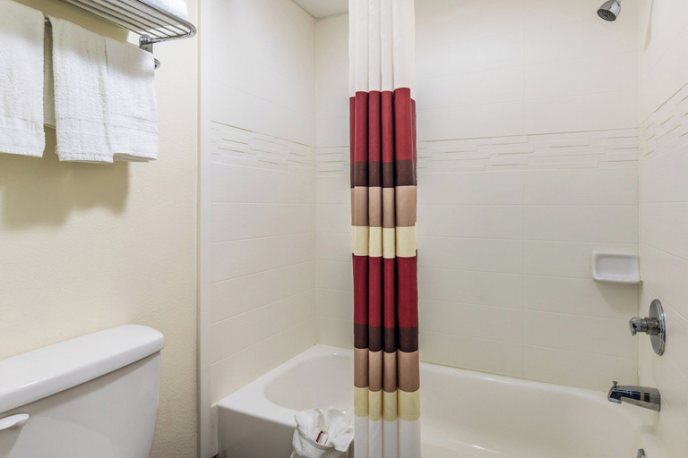 Bathroom 4, Red Roof Inn Caryville, Campbell