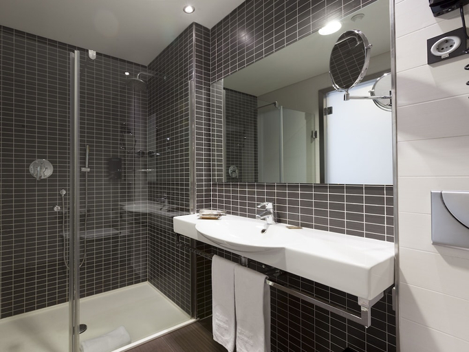 Bathroom 5, Axor Barajas, Madrid