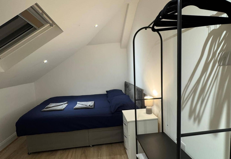 Room 2, Apartment Sleeps 6 With Parking, London