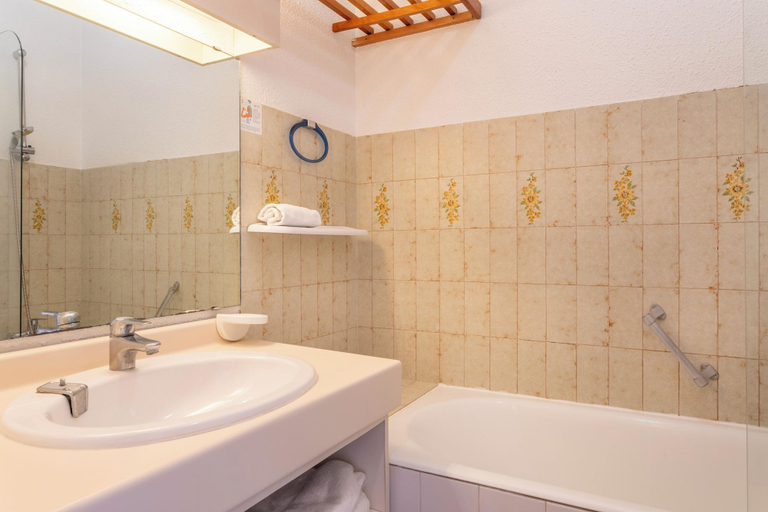 Bathroom 4, Résidence Pierre & Vacances Hyeres Le Port, Var