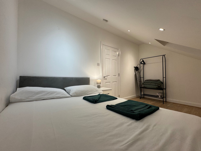 Room 3, Apartment Sleeps 6 With Parking, London