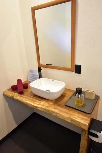 Bathroom 2, Raya, Aguirre