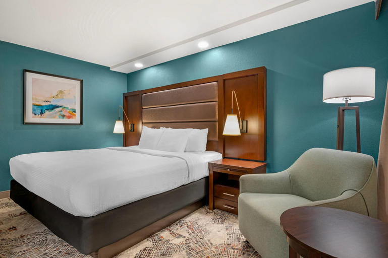 Bedroom 3, The Great Rivers, an Ascend Collection Hotel, Madison