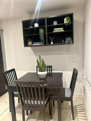 Dining room, Comfortable 2-bed Home Near City Centre - Free Parking & Wifi, Leicester