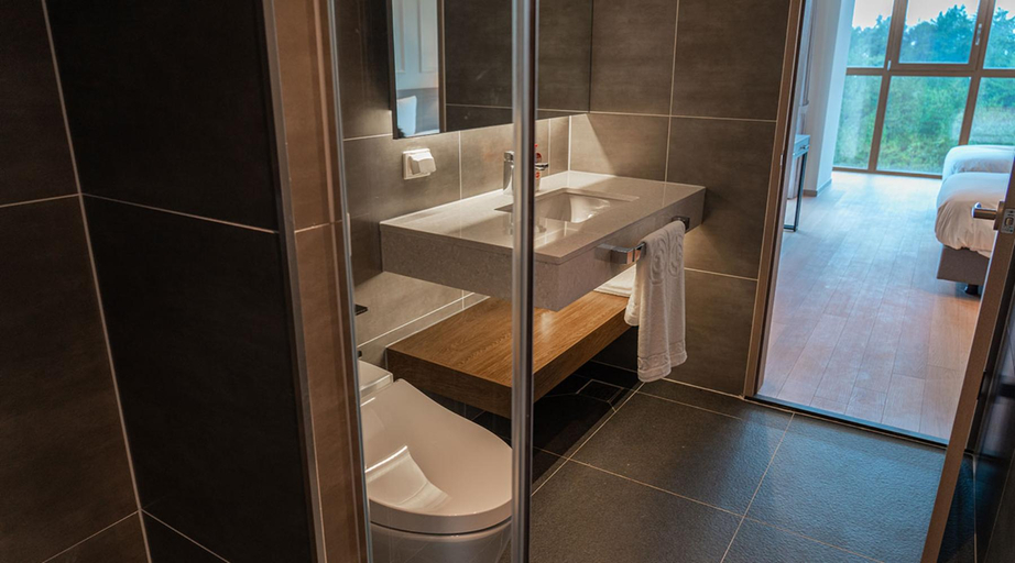 Bathroom 4, Ramada Plaza Hotel, Jaeun-do, Sinan