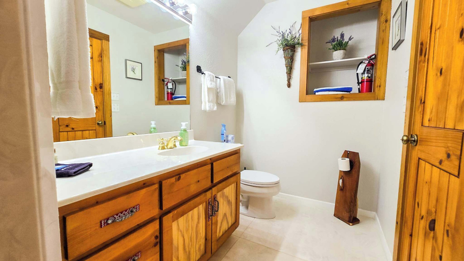 Bathroom 4, Lavender - Gruene Cottages, Comal