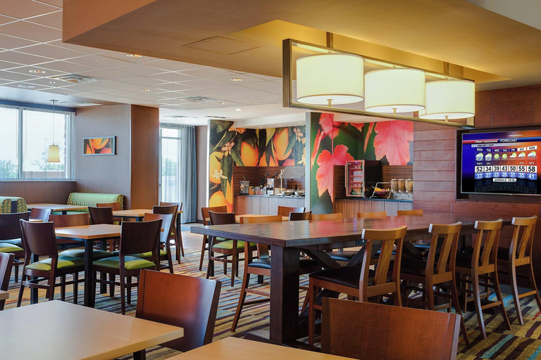 Food & Drinks 5, Fairfield Inn & Suites Dallas West/i-30, Dallas