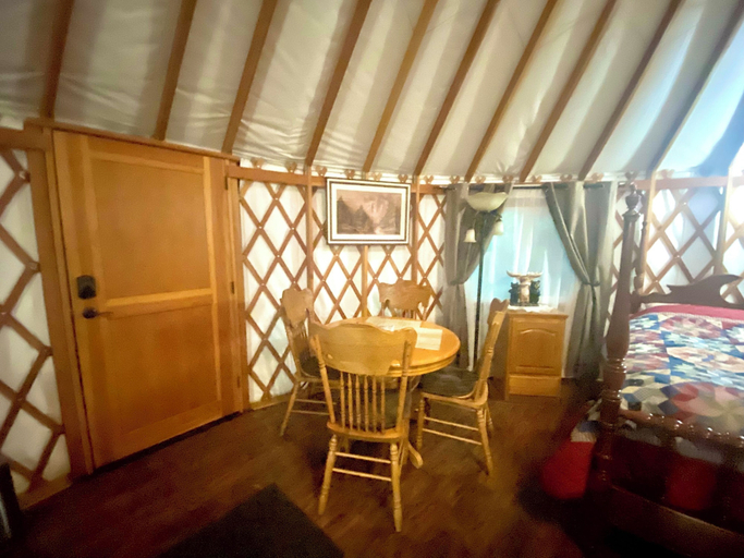 Room 2, Yurtel-Veneta, Lane