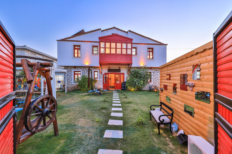 Exterior & Views