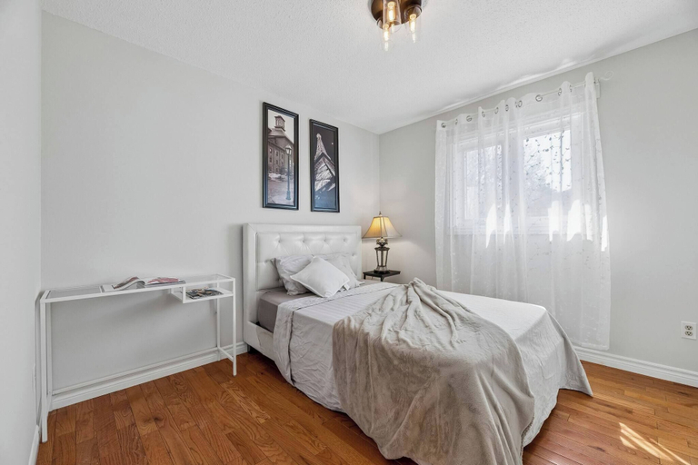 Room 2, Modern Comforts, Quiet Neighborhood, Free 02 Parking, Durham