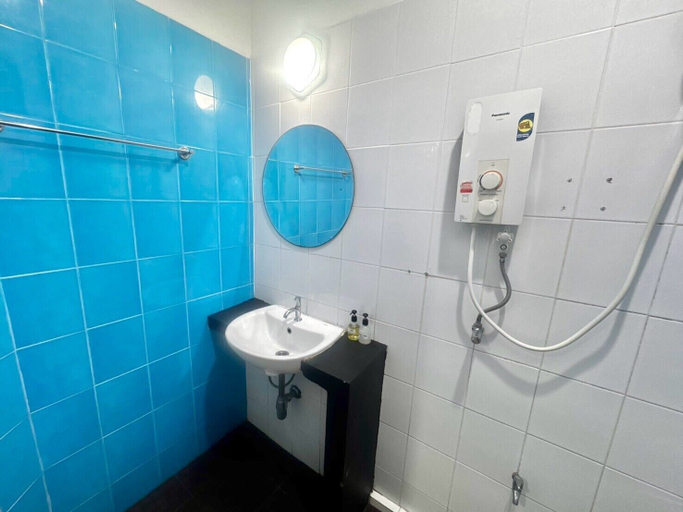 Bathroom 5, Harmony Bed & Bakery, Muang Satun