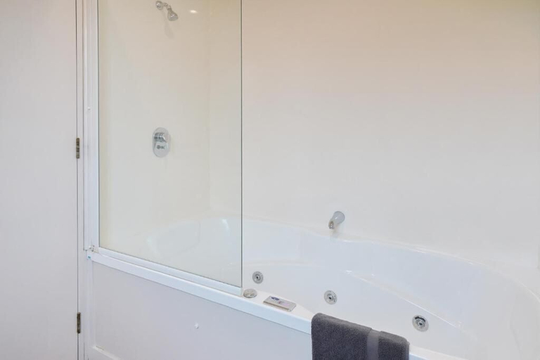Bathroom 3, 306 Motel Apartments, Christchurch