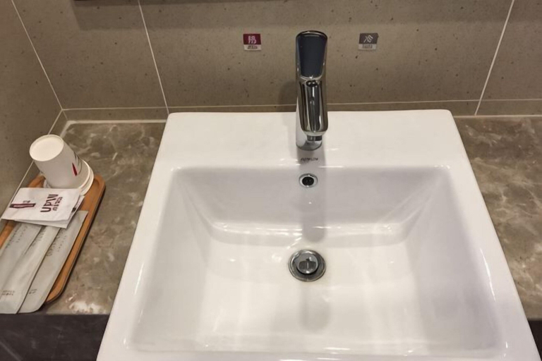 Bathroom 3, Shankee Tea Style Hotel (Mangshi Street), Dehong Dai and Jingpo