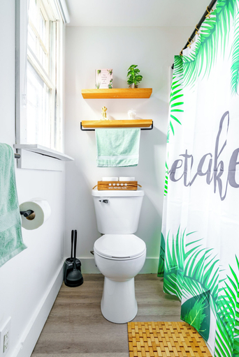 Bathroom 3, Jungle House Luxury Stays - Downtown Chillicothe, Ross