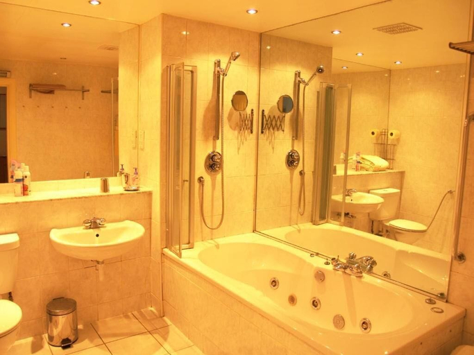Bathroom, Royal Mile Mansions Apartments, Edinburgh