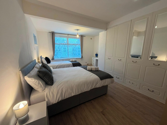 Room 2, Ashford Luxury 4-Bed Apartment, Surrey