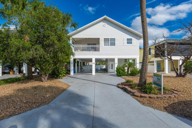Exterior & Views 2, Dolphin Dream, Lee
