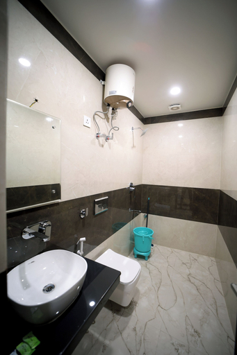 Bathroom 4, Hotel Royal Phoenix, Agra