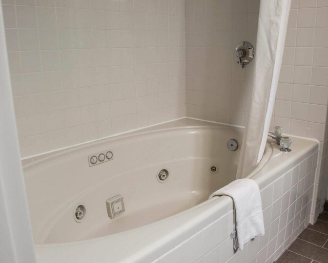 Bathroom 4, Sleep Inn Historic Williamsburg, York