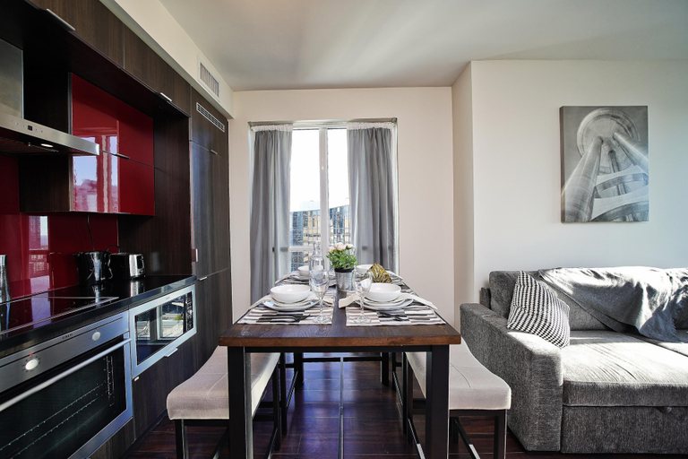 Living area 5, Modern Downtown Suites Near CN Tower, Toronto