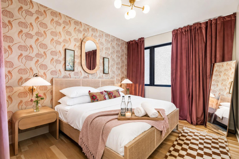 Room 5, Neon Balcony House - Sleeps 12 Near Broadway, Davidson