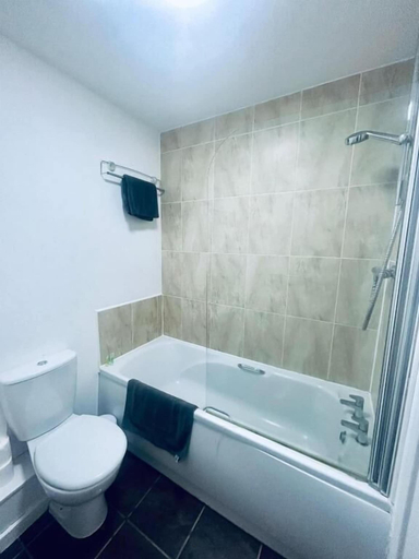 Bathroom 5, Comfortable 2-bed Home Near City Centre - Free Parking & Wifi, Leicester