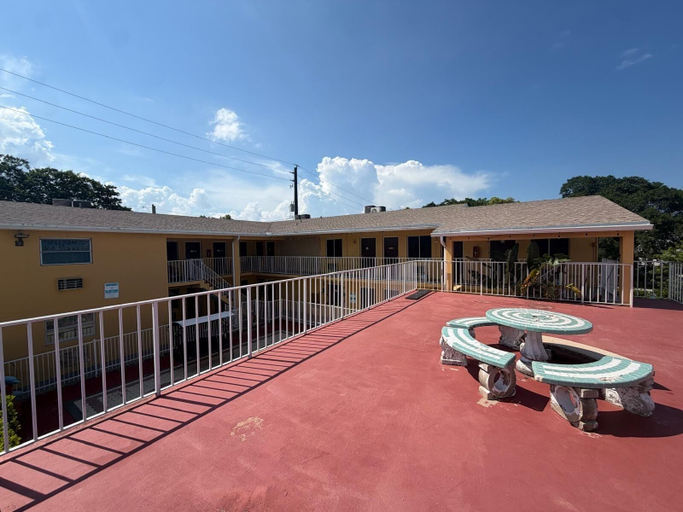 Outdoor dining, LISA MOTEL, Palm Beach