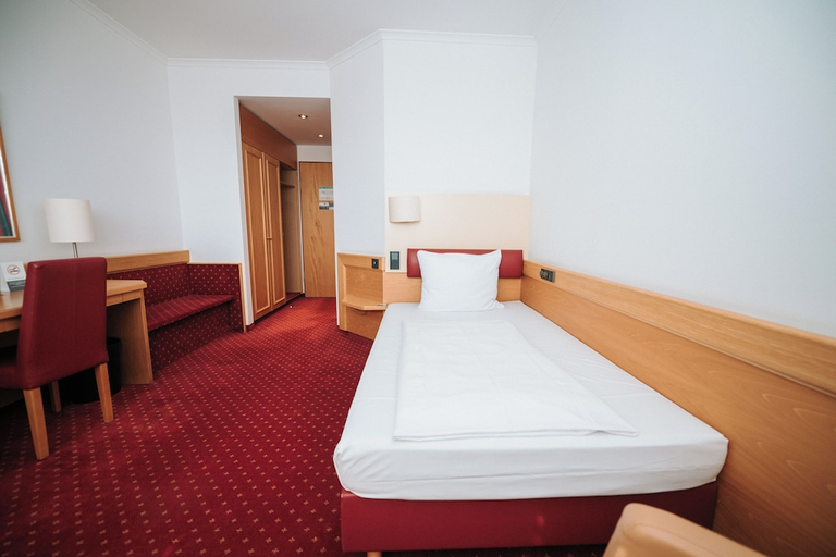 Bedroom 4, Feringapark Hotel by Coffee Fellows Hotels, München