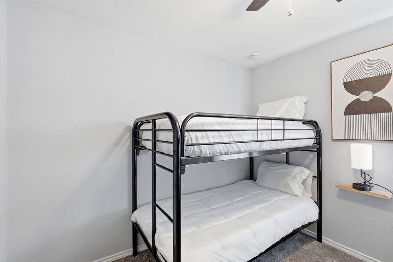 Room 5, Modern Frisco Retreat 3BR House, Collin