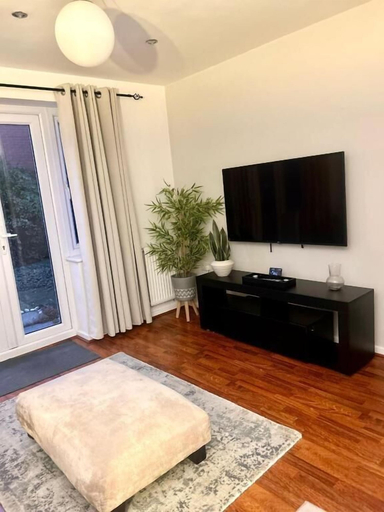 Room amenity, Comfortable 2-bed Home Near City Centre - Free Parking & Wifi, Leicester