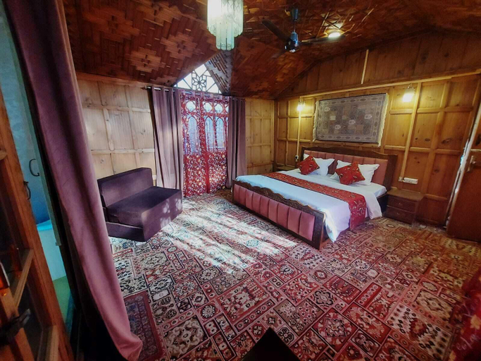Room 3, Iram Heritage houseboat kashmir, Srinagar