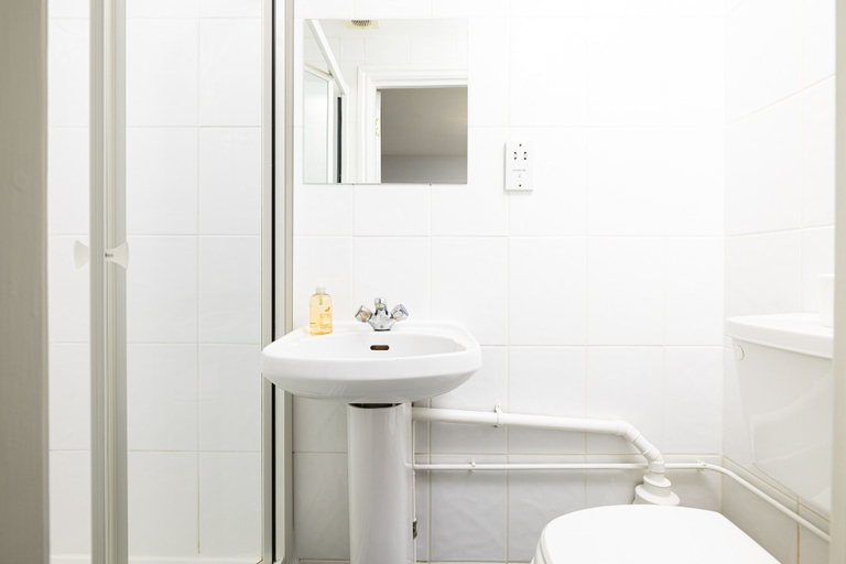 Bathroom 3, Charmstay Swiss Cottage, London