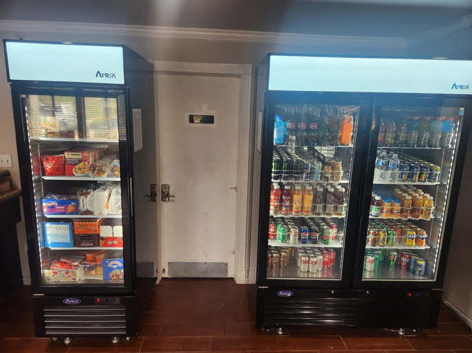 Food & Drinks 5, Economy Inn and Suites, Tulsa