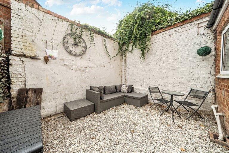 Outdoor dining 3, Quaint Cottage in Charming Evesham, Worcestershire