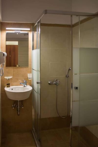 Bathroom 5, Bonne Nuit Pension, Peloponnese