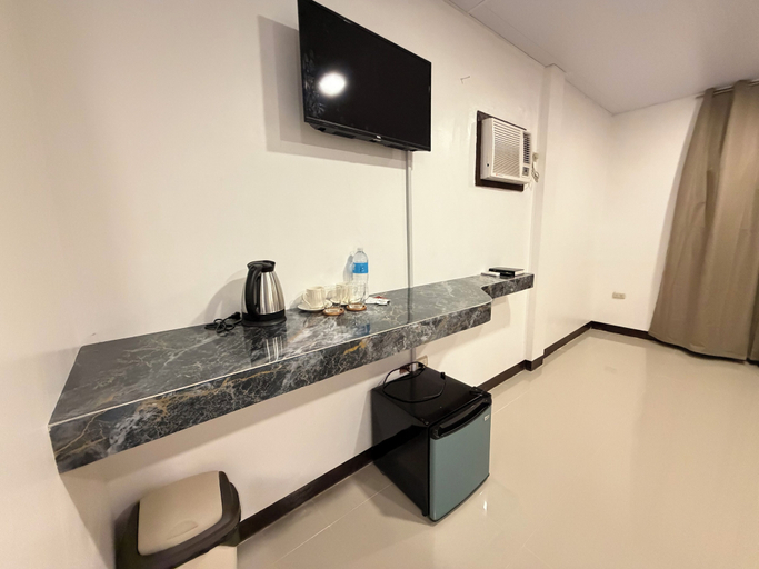 Bathroom 3, New Eve's Kiosk Dive Resort, Moalboal