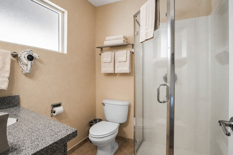 Bathroom 4, Celilo Inn, Wasco
